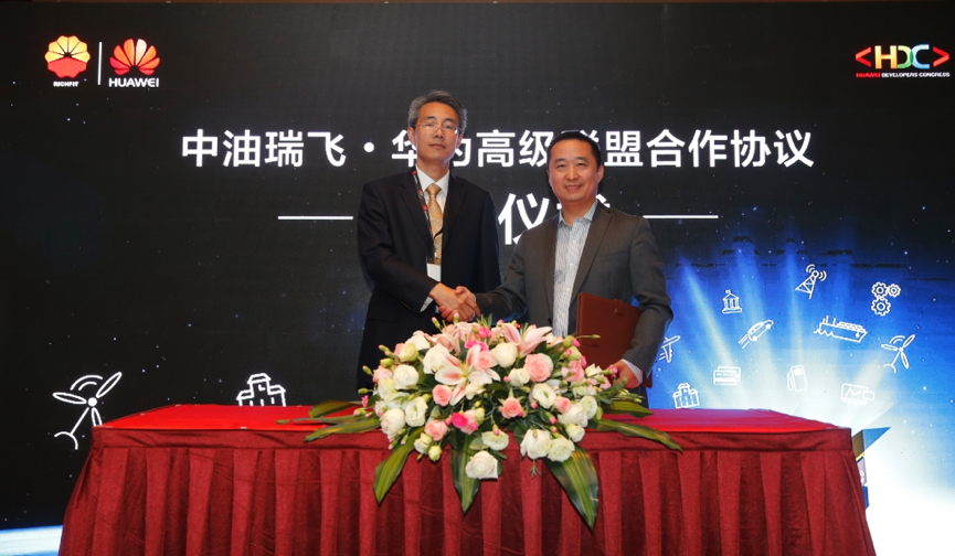 中油瑞飞总经理李阳明(左)及华为交换机与企业通信产品线总裁刘少伟（右）共同签署《高级联盟合作协议》。